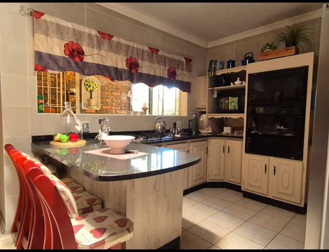 5 BEDROOM HOUSE FOR SALE IN FALCON RIDGE